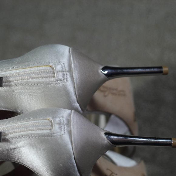 Imagine by Vince Camuto Size 8 White Satin 3.5" Silver Metal Cover Heel Like new - Picture 5 of 5
